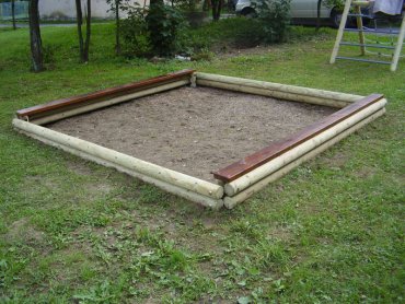 Pískoviště z plných kůlů a s 2-ma sedáky, rozměry 3 m x 3 m výška 0,25 m